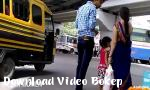 Nonton video bokep Indah aunty show her navel on road gratis