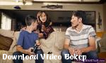 Download video bokep MILF yang luar biasa membantu seorang pemain pria  hot