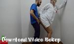 Download video bokep Perawat melakukan pertolongan pertama pada kontol terbaru di Download Video Bokep