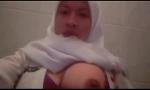 Download Vidio Bokep Abg jilbab cantik pamer tete gede di wc buat doi&p terbaru