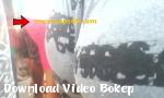 Vidio Bokep HD Menyentuh pantat MILF di parade jalanan gratis