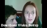 Download video Bokep Gadis 18yo mengisap kontol remaja besar terbaru