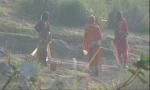 Video Bokep Terbaru Desi granny changing after bath on river
