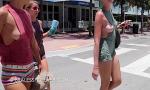 Nonton video bokep HD Three Girls Braless Walking In Public gratis