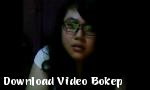 Download video bokep hot gadis indonesia Rara menunjukkan payudaranya d 3gp terbaru