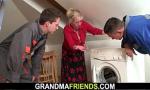 Nonton Bokep Granny offers her old sy