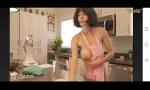Bokep Seks Big tits teen mom in the kitchen cooking and being hot