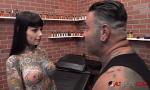 Video Bokep Online Tiger Lilly gets a forehead tattoo while nude