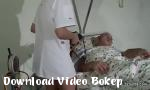 Download video bokep Perawat membantu pasien tua dengan fuck di KH hot - Download Video Bokep