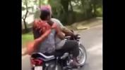 Download video Bokep Sardarni ne bike par sardar ki muthi mari mp4