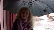 Video Bokep Hot Teeny auf der Strasse angesprochen und fuer Geld gefickt mp4