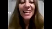 Download video Bokep HD La mujer del cornudo me llama por videollamada