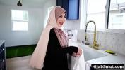 Video Bokep Hot Arab housewife in hijab catches husband masturbating mp4