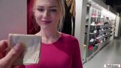 Video Bokep Russian sales attendant sucks dick in the fitting room for a grand terbaru