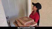 Video Bokep Terbaru Pizza delivery fucked by two customers hot