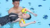 Download video Bokep HD lam tinh duoi nuoc voi em gai xinh 3gp online