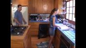 Video Bokep HD Ci prova con la sua figliastra mentre lava i piatti 3gp