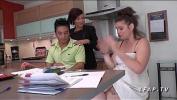 Bokep Hot FFM Maman cougar aux gros seins enseigne le cul a 2 jeunes mp4