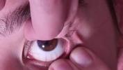 Video Bokep Cum into open eye extreme close up vert cum desperation