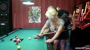 Video Bokep German MILF Geile MILF mit Piercings in der Fotze und grossen Titten laesst sich auf Billiardtisch ficken online