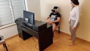 Video Bokep HD Mama caliente se masturba junto al amigo de su hijo mientras mira porno con gafas de realidad virtual 2022