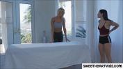 Nonton Video Bokep Erotic lesbian sex in the massage pairlor