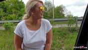 Bokep Video Geile Blonde Joggerin lutscht Schwanz von Fremden im Auto bei Fahrt zum Bahnhof German Car gratis