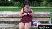 Video Bokep Terbaru Slutty grandma Hettie calls young Rob hot